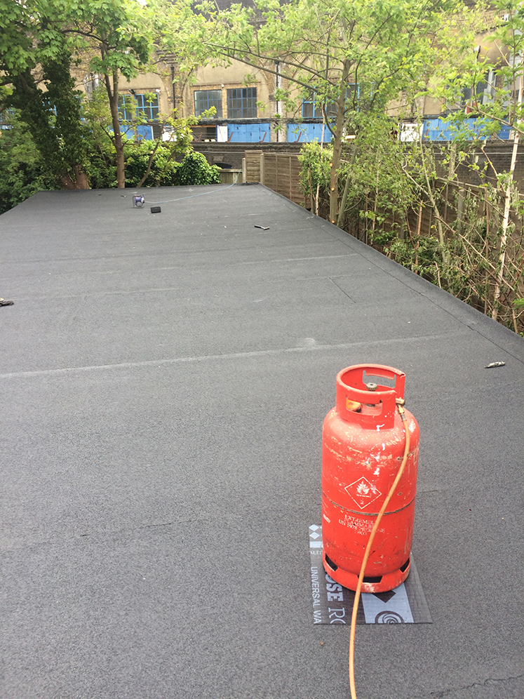 Flat roof installation &mdash; high-performance felt
